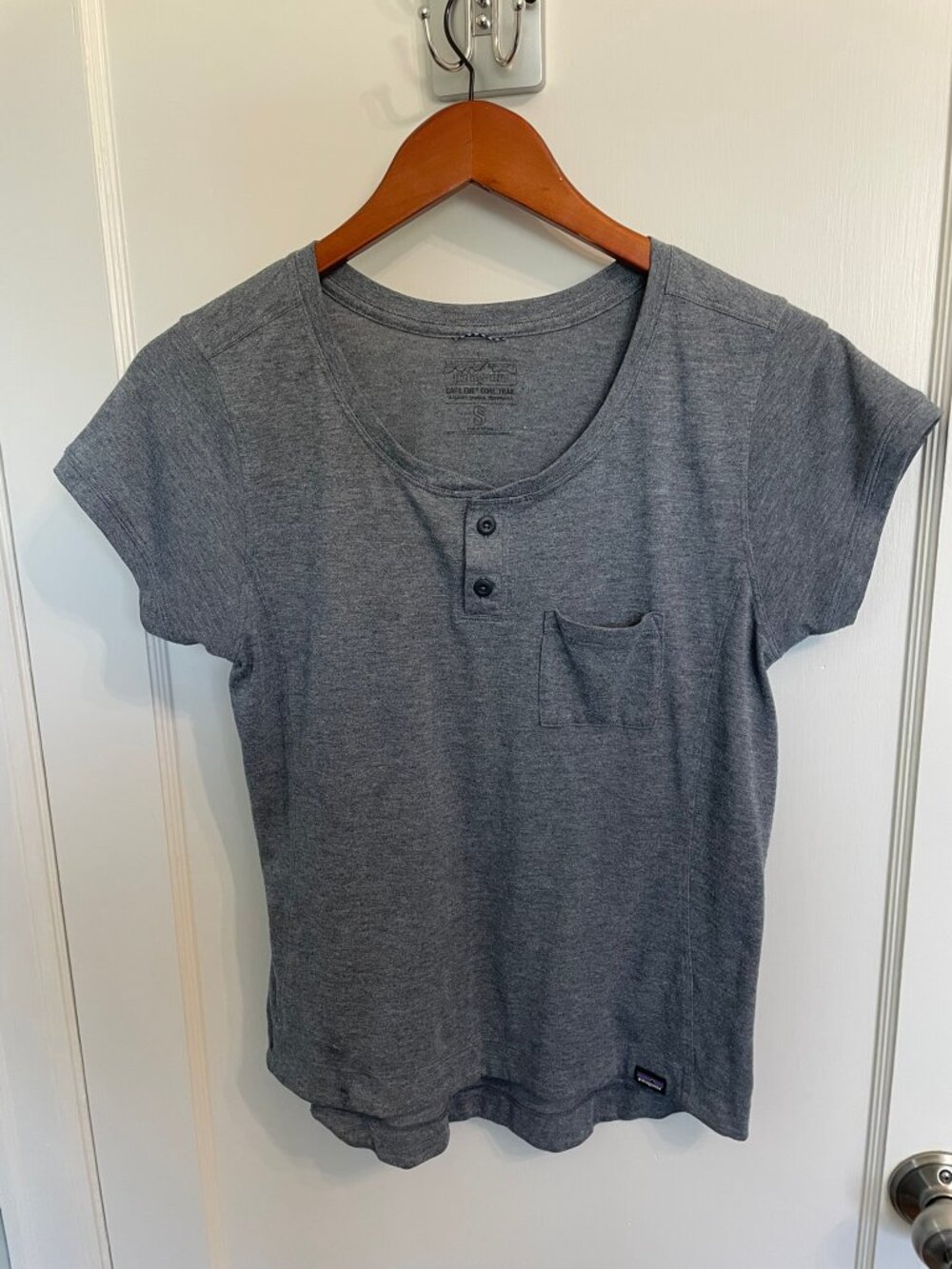 Patagonia Capilene Cool Trail Henley Tee Women's S Heather Gray Pocket
